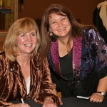 2009-kansas-city-symphony-anne-and-diane-signing-autographs-photo-by-pat-hier